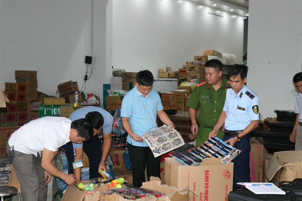 Bắc Giang: Phát hiện nhiều thực phẩm, đồ chơi trẻ em không rõ nguồn gốc
